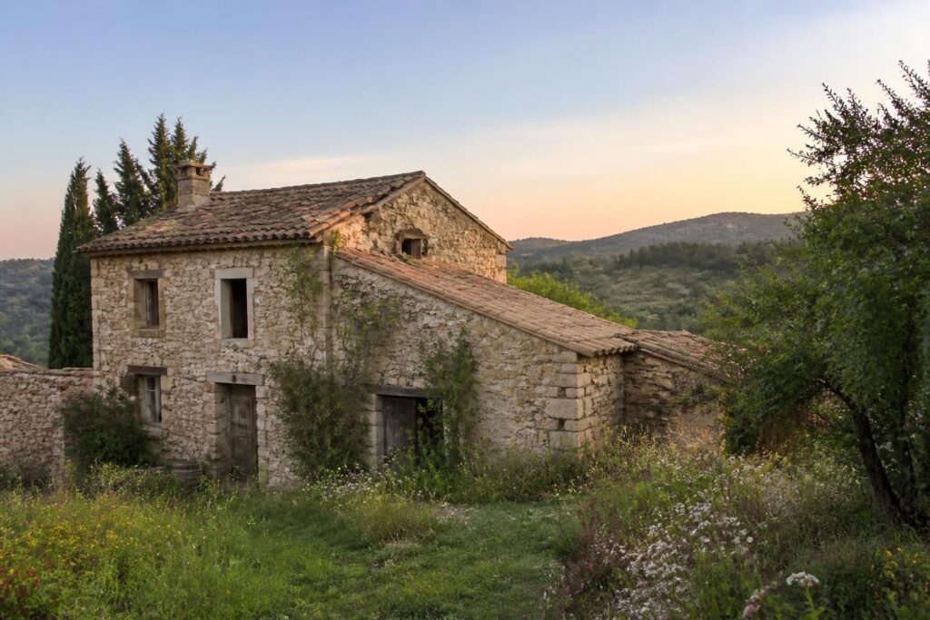 découvrez nos conseils et opportunités pour rénover une maison à flassans sur issole. transformez votre projet immobilier avec expertise et budget maîtrisé.